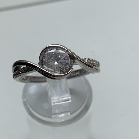 Classic Engagement Cubic Zircon Ring gorgeous - Picture 2 of 8